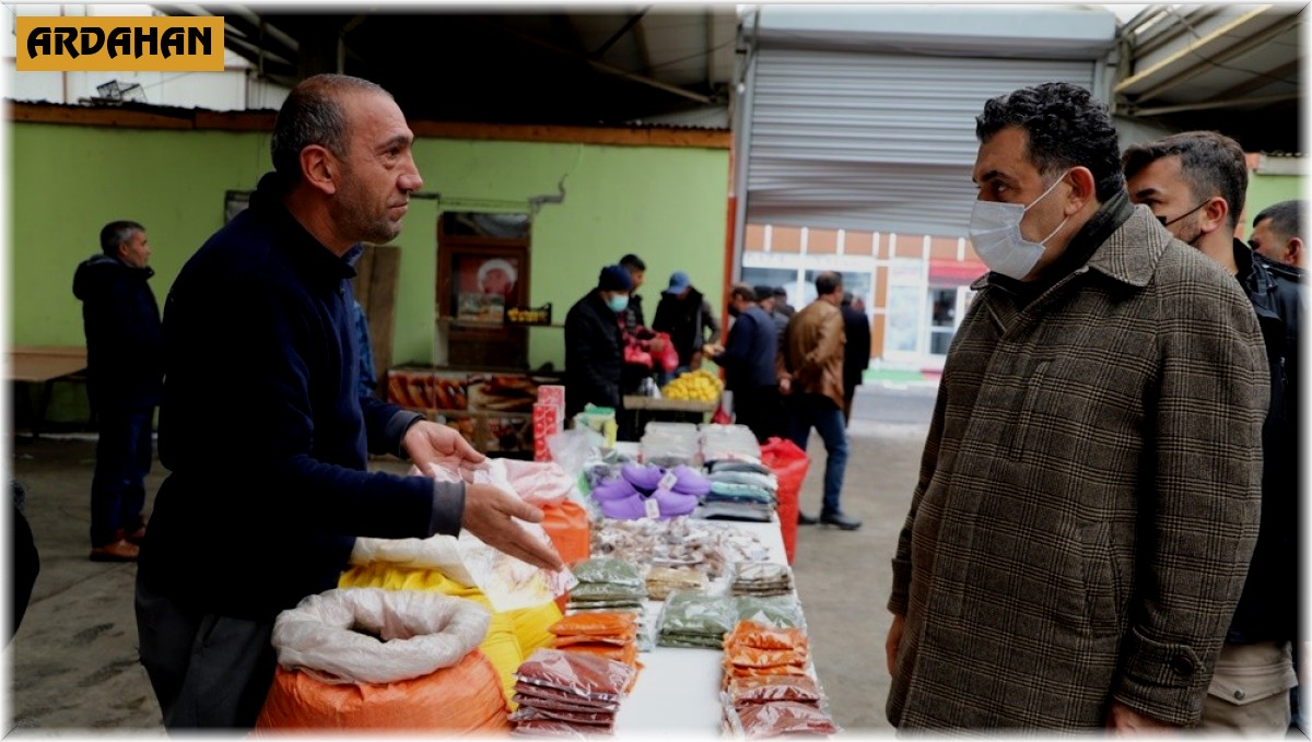 Başkan Demir, sebze meyve pazarını ziyaret etti