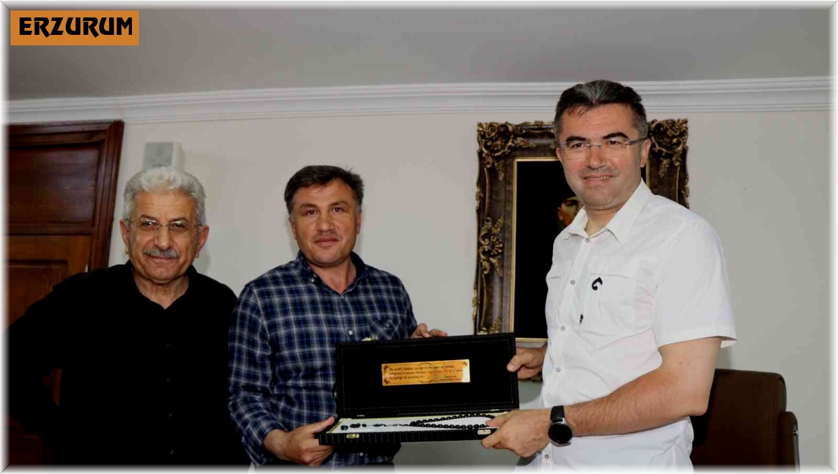 Başkan Demir, Vali Memiş'e tesbih hediye etti