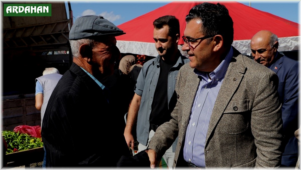 Başkan Demir ve ekibi sebze pazarına çıkarma yaptı