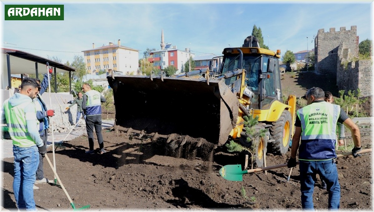 Başkan Demir ve meclis üyeleri kolları sıvadı, peyzaj çalışması yaptı