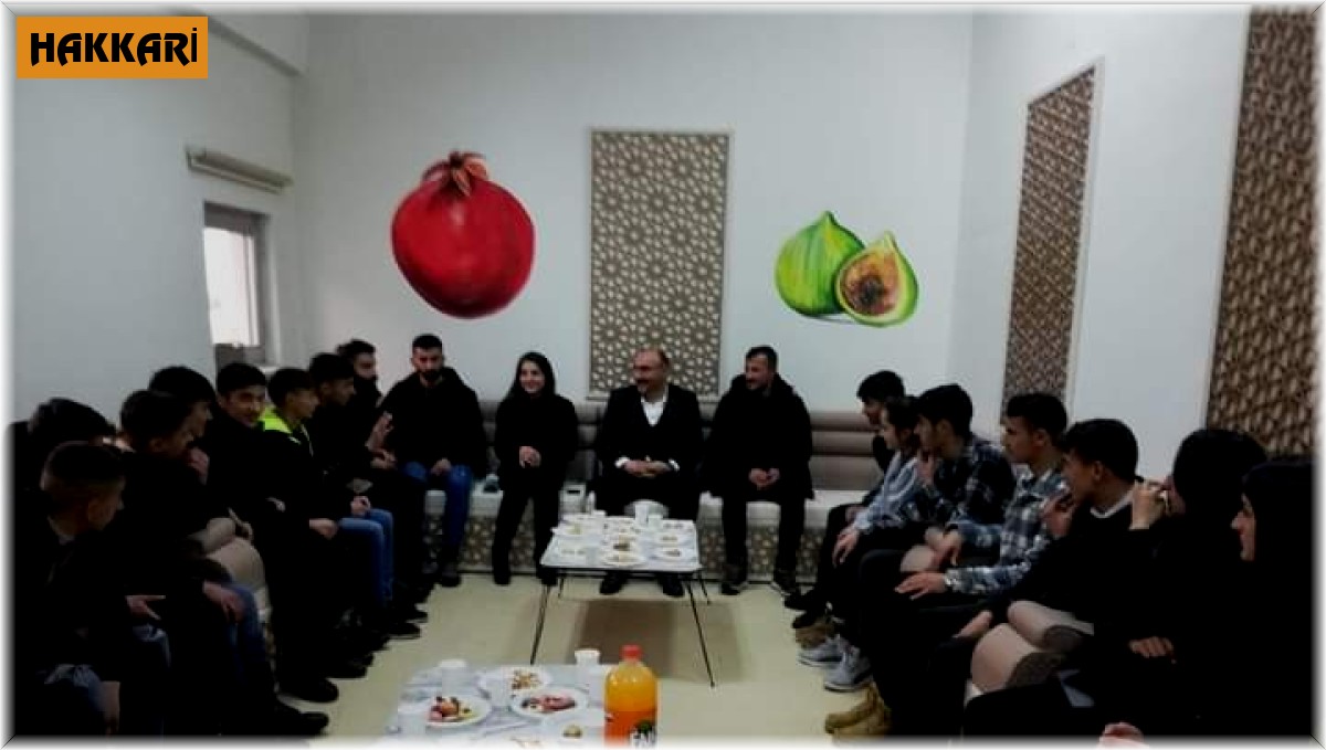 Başkan Dündar öğrencilerle bir araya geldi