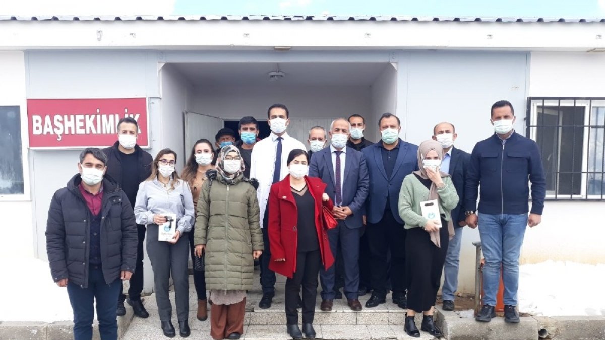 Başkan Ensari sağlıkçılar için pasta kesti