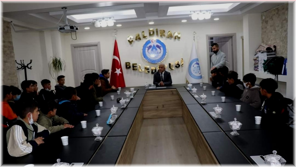 Başkan Ensari, sporcu öğrencileri kabul etti