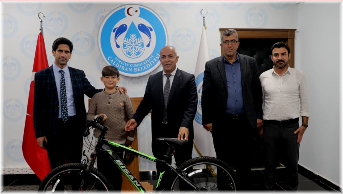 Başkan Ensari, TÜBİTAK yarışmasında dereceye giren öğrenciyi ödüllendirdi