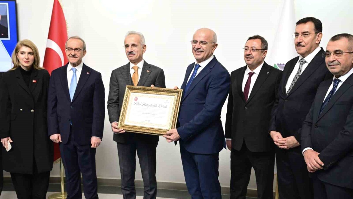 Başkan Er'den Bakan Uraloğlu'na "Fahri Hemşehrilik Beratı"