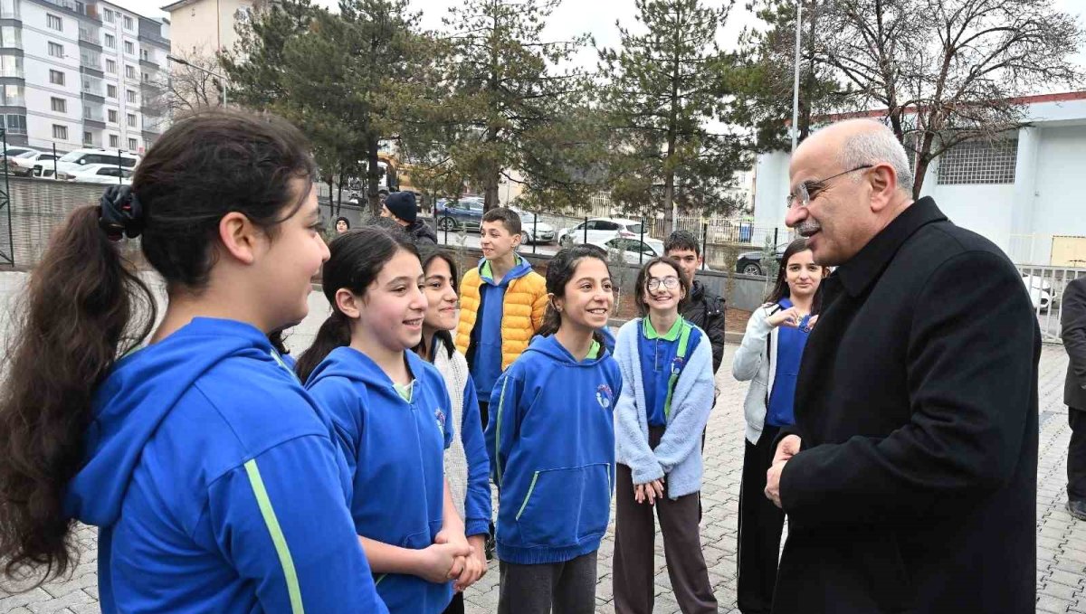 Başkan Er, İnönü Ortaokulu'na konuk oldu