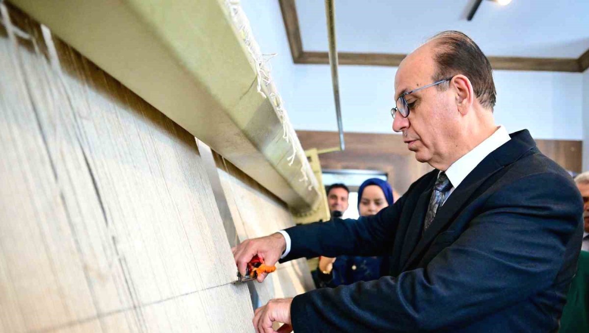 Başkan Geçit, halı dokuma kursunda kesim törenine katıldı