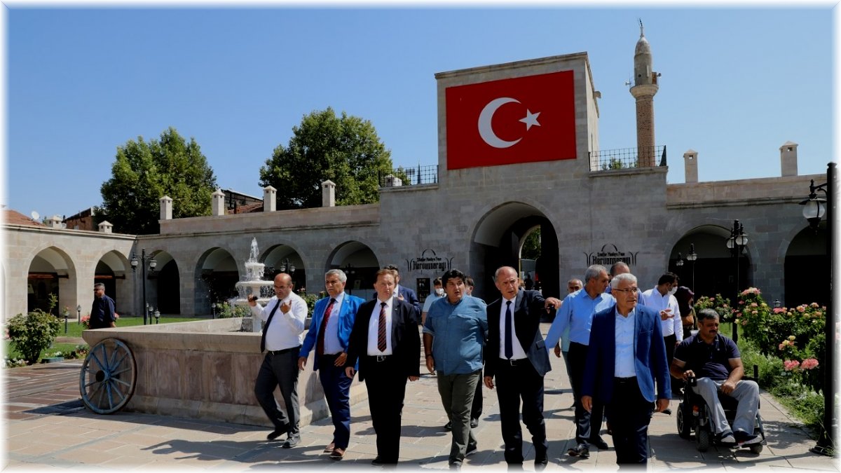 Başkan Güder, Balıkesir'den gelen misafirleri tarihi mekanlarda ağırladı