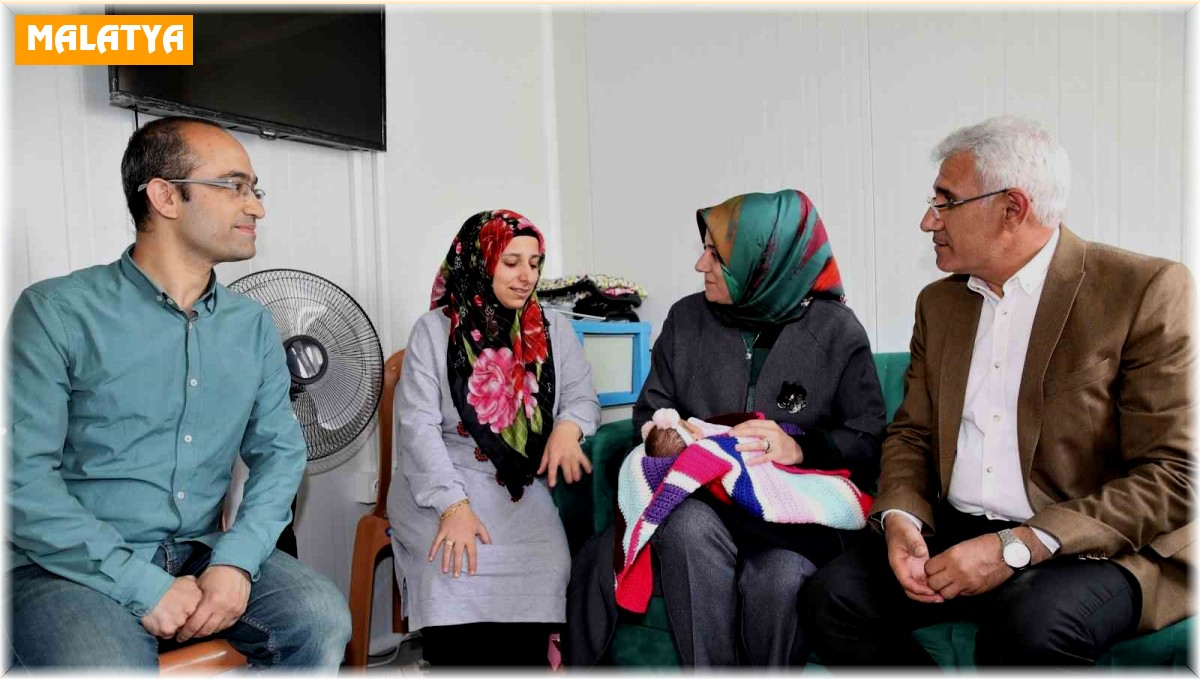 Başkan Güder bebek sevinci yaşayan depremzede aileyi ziyaret etti