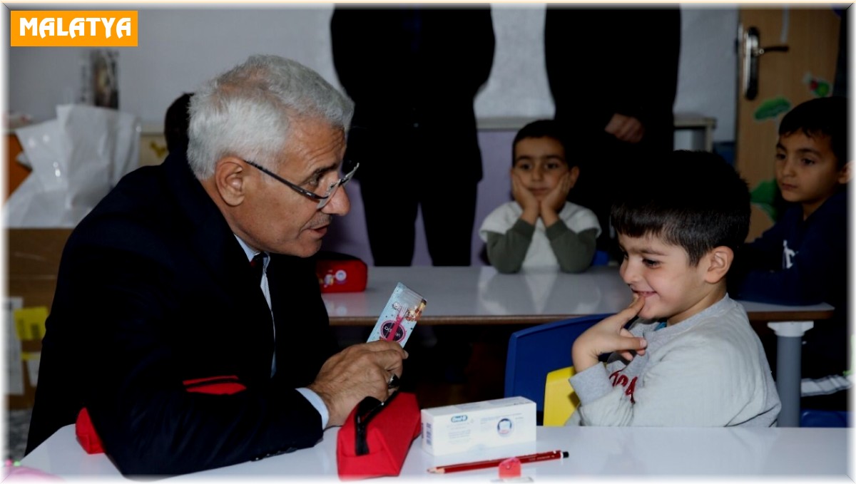 Başkan Güder'den öğrencilere anlamlı hediye