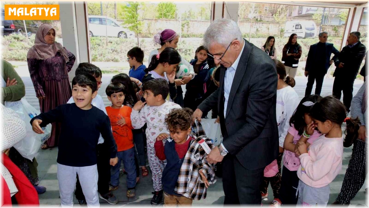 Başkan Güder, depremzede çocukların yüzünü güldürdü