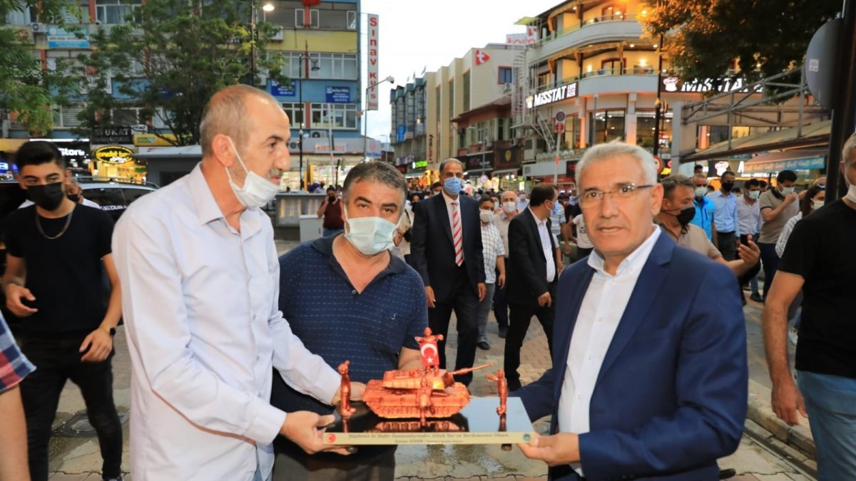 Başkan Güder'e anlamlı hediye