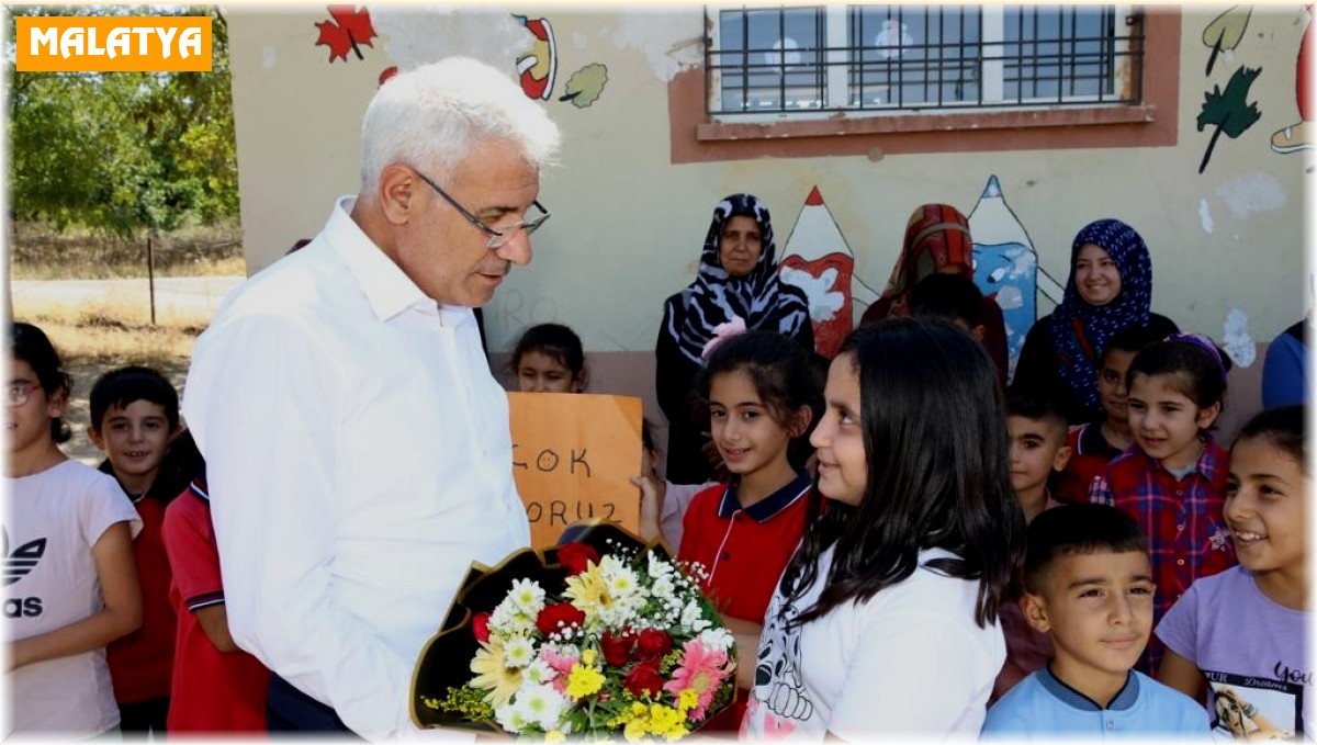 Başkan Güder öğrencilerin ilk ders heyecanına ortak oldu