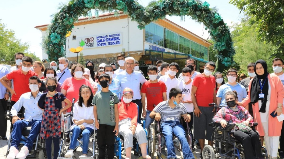 Başkan Güder, özel gereksinimli bireyler ve aileleriyle buluştu