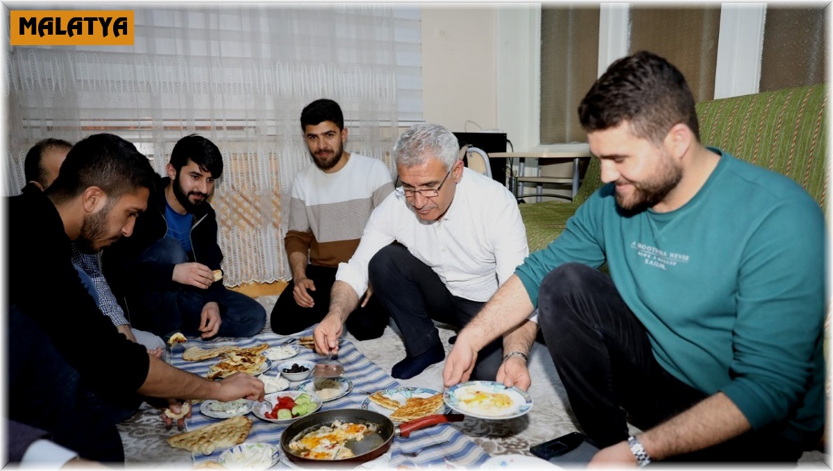 Başkan Güder, sahurda öğrenci evine misafir oldu