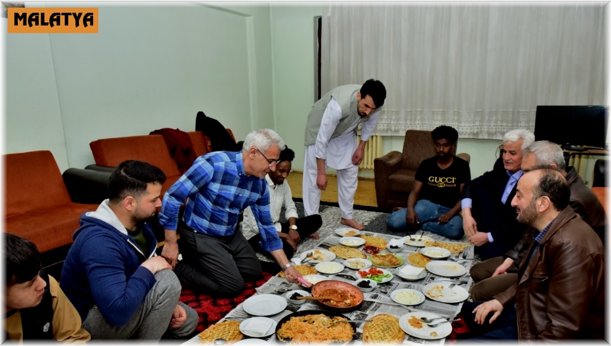 Başkan Güder yabancı uyruklu öğrencilerle sahur yaptı