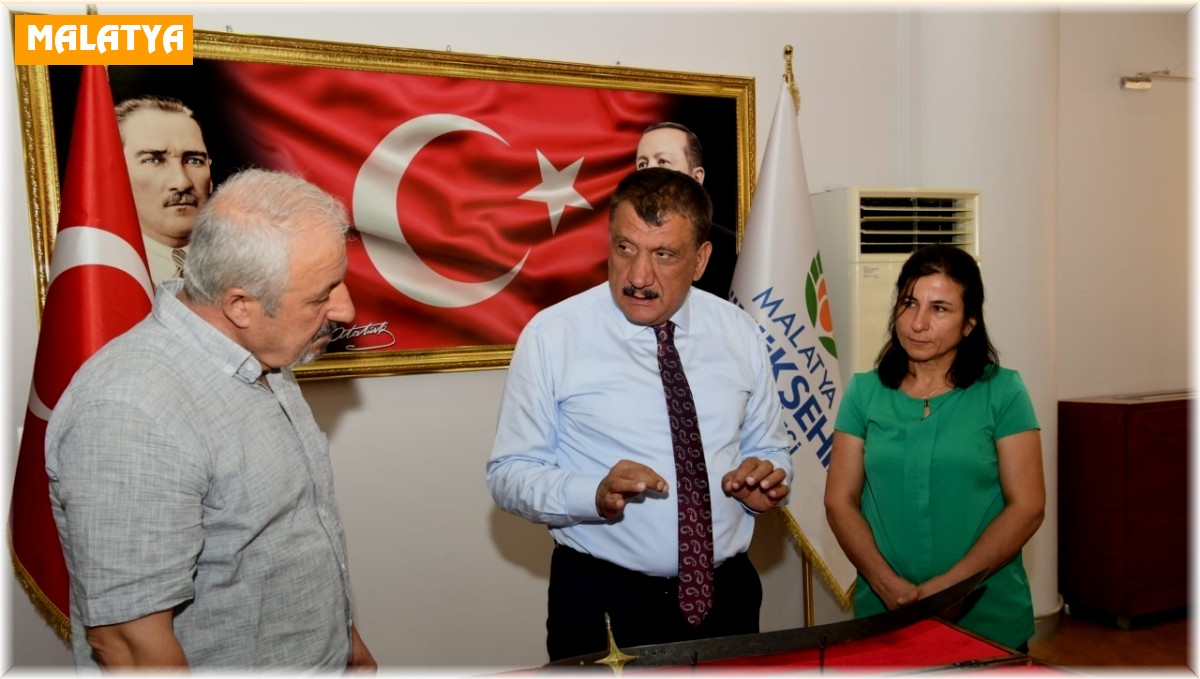 Başkan Gürkan'a kılıç hediyesi