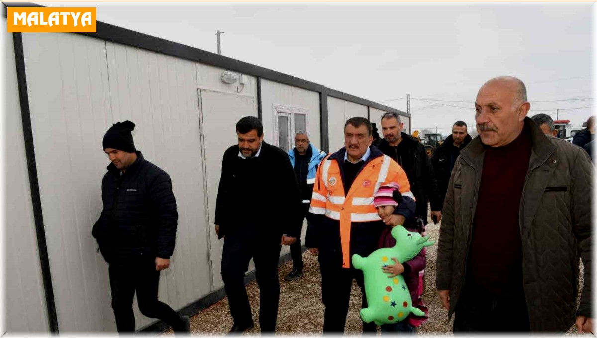 Başkan Gürkan, Doğanşehir'de depremzedeleri ziyaret etti