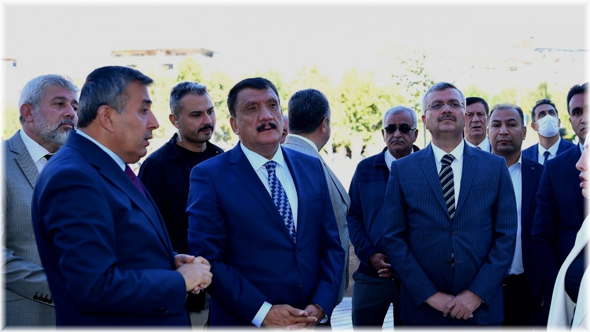 Başkan Gürkan, Kernek meydanındaki çalışmaları inceledi