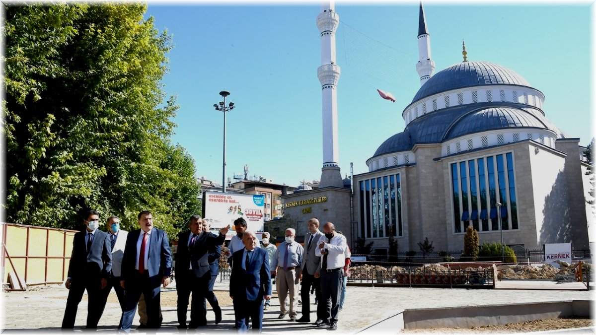 Başkan Gürkan, Kernek Meydanı’ndaki çalışmaları inceledi