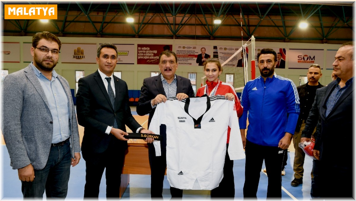 Başkan Gürkan, sporcularıyla bir araya geldi