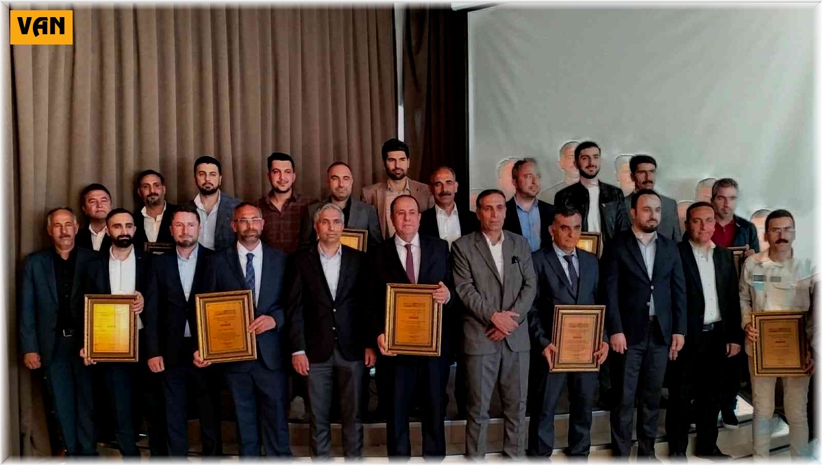 Başkan Kandaşoğlu'ndan başarılı ekibine teşekkür plaketi