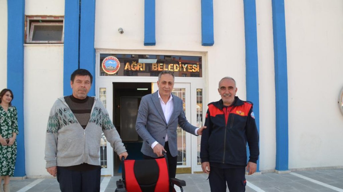 Başkan Karadoğan'dan Engelliler Haftası'nda Tekerlekli Sandalye Hediyesi