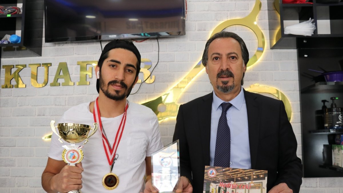 Başkan Koç'tan başarılı kuaförlere plaket