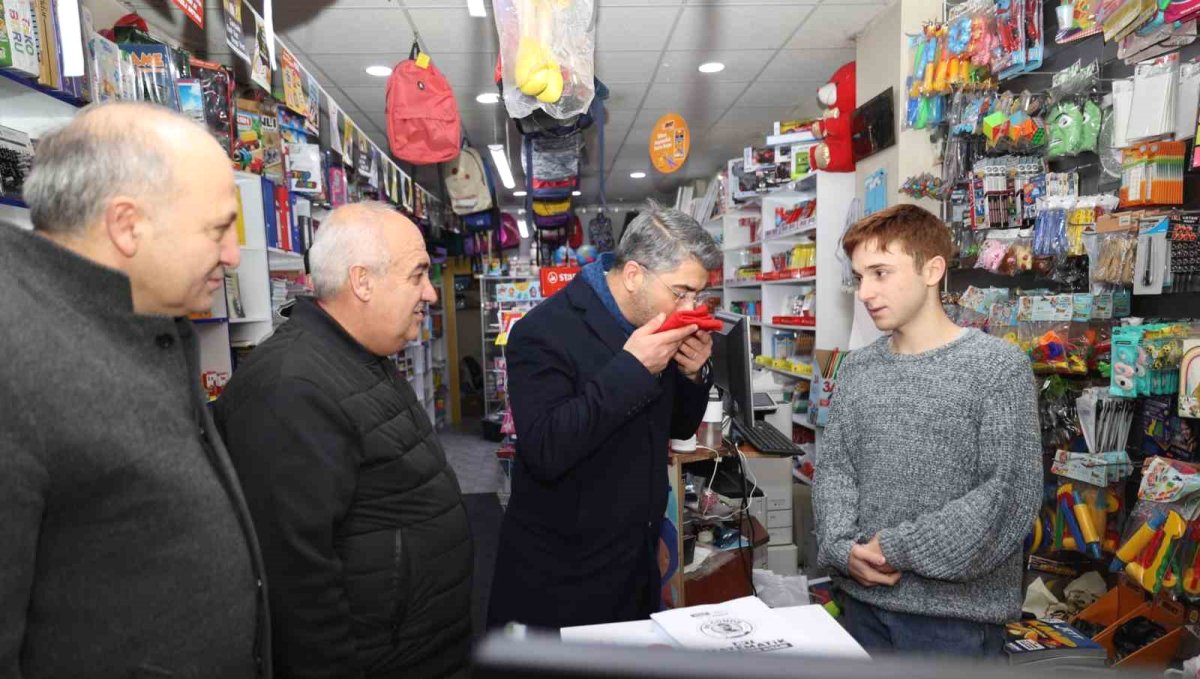 Başkan Küçükoğlu Aziziye'de bayrak dağıttı