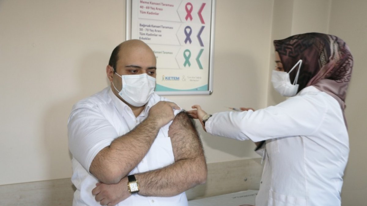 Başkan Orhan, Covid-19 aşısının ilk dozunu yaptırdı