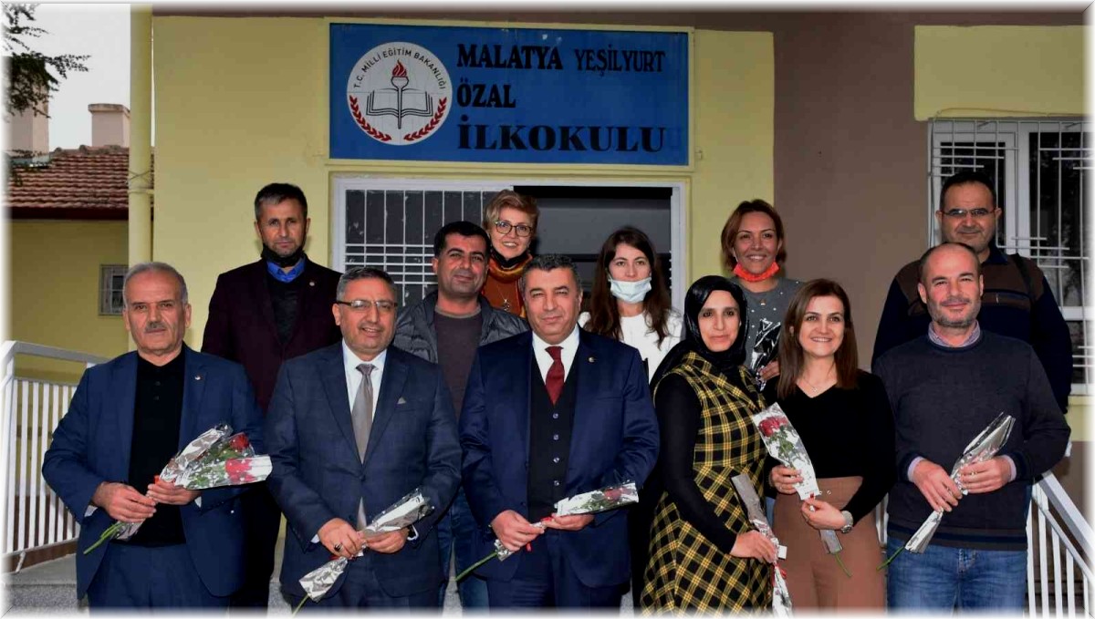 Başkan Özcan'dan öğretmenlere çiçek