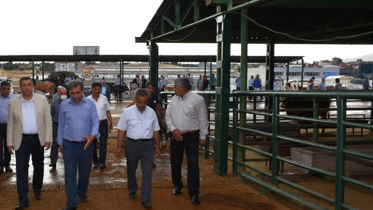 Başkan Özcan, hayvan pazarını ziyaret etti