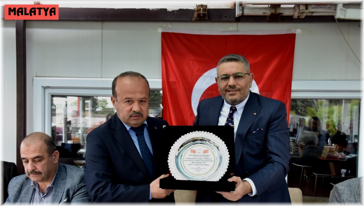 Başkan Sadıkoğlu'na oto galericilerinden teşekkür plaketi