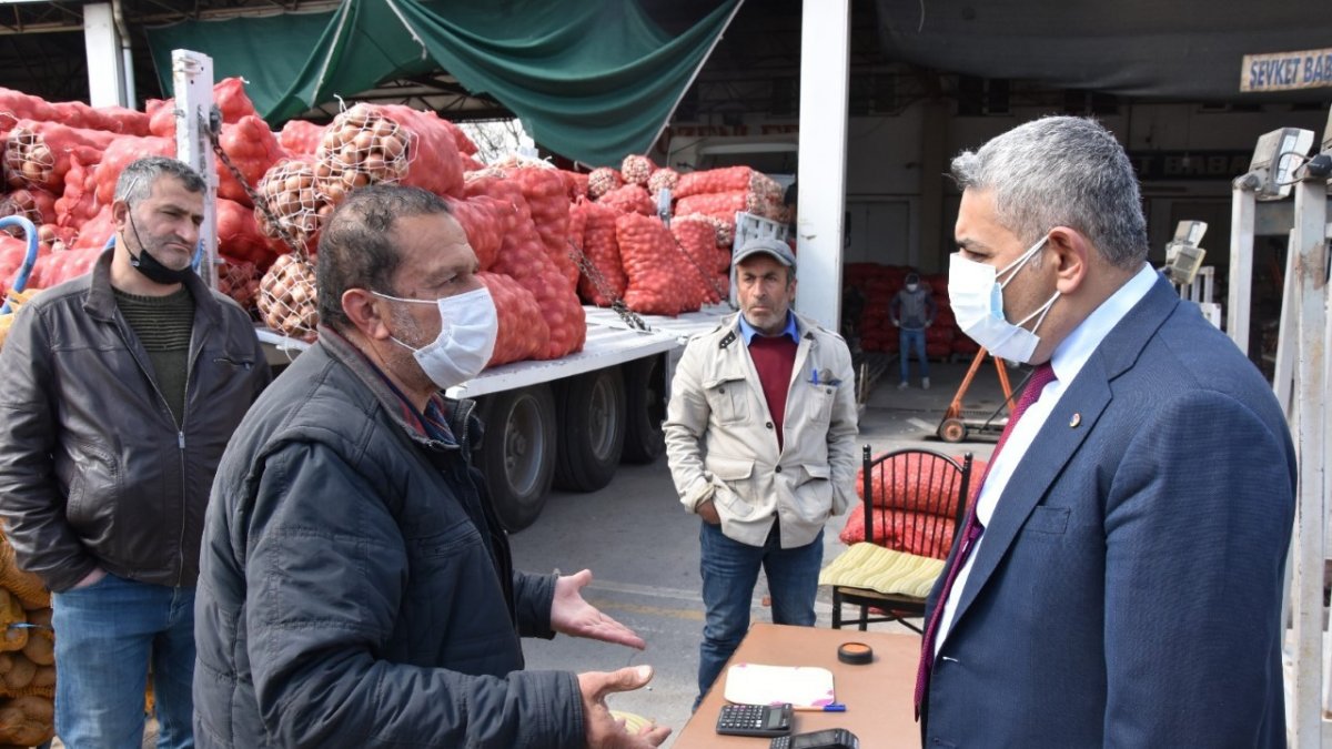 Başkan Sadıkoğlu sebze meyve komisyoncularının sorunlarını dinledi