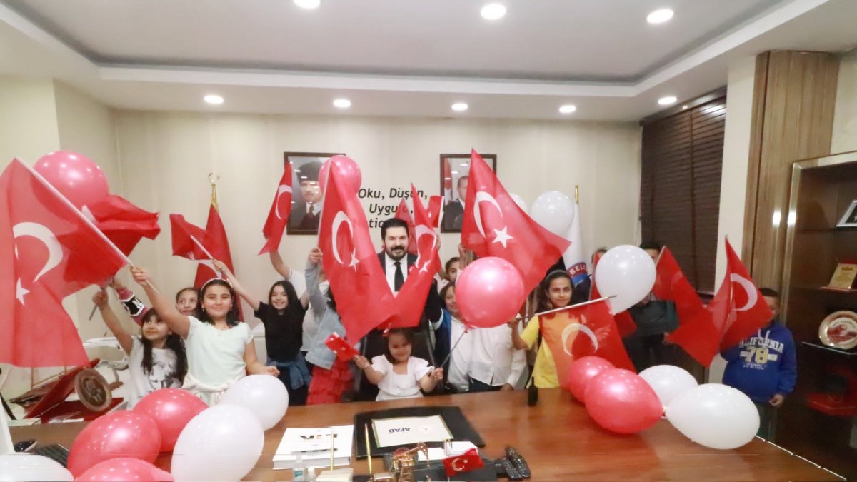 Başkan Sayan'ın makam aracına binen çocuklar 23 Nisan'ın tadını çıkardı