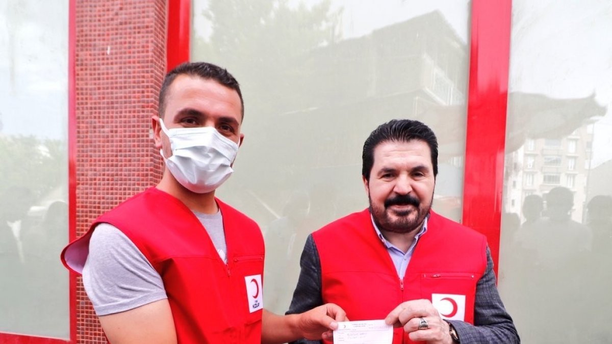 Başkan Sayan, kurbanını Kızılay'a bağışladı