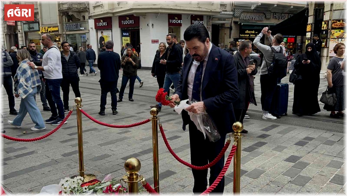 Başkan Sayan, Taksim'deki patlamada hayatını kaybedenler için karanfil bıraktı