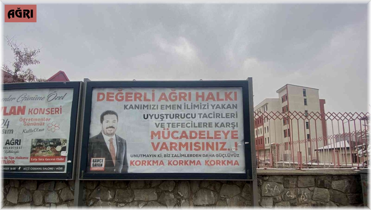 Başkan Sayan, uyuşturucu ile mücadeleye dikkat çekmek için afişler astırdı