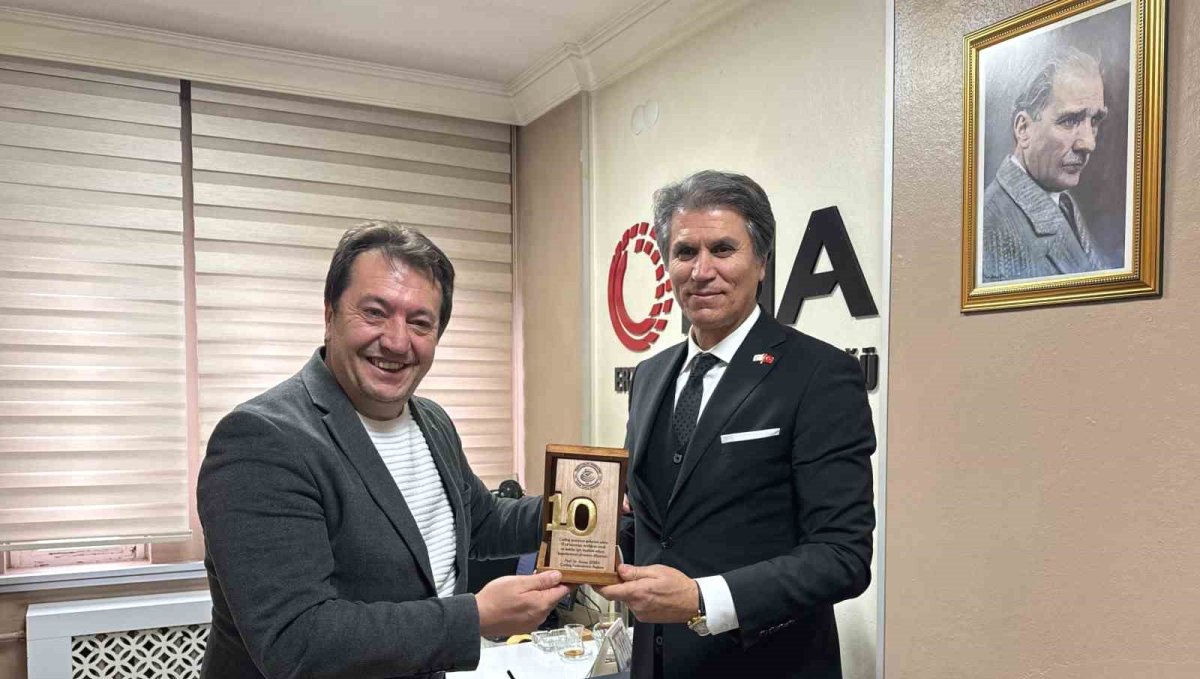 Başkan Şebin'den, İHA Bölge Müdürü Türkez'e 10. yıl plaketi