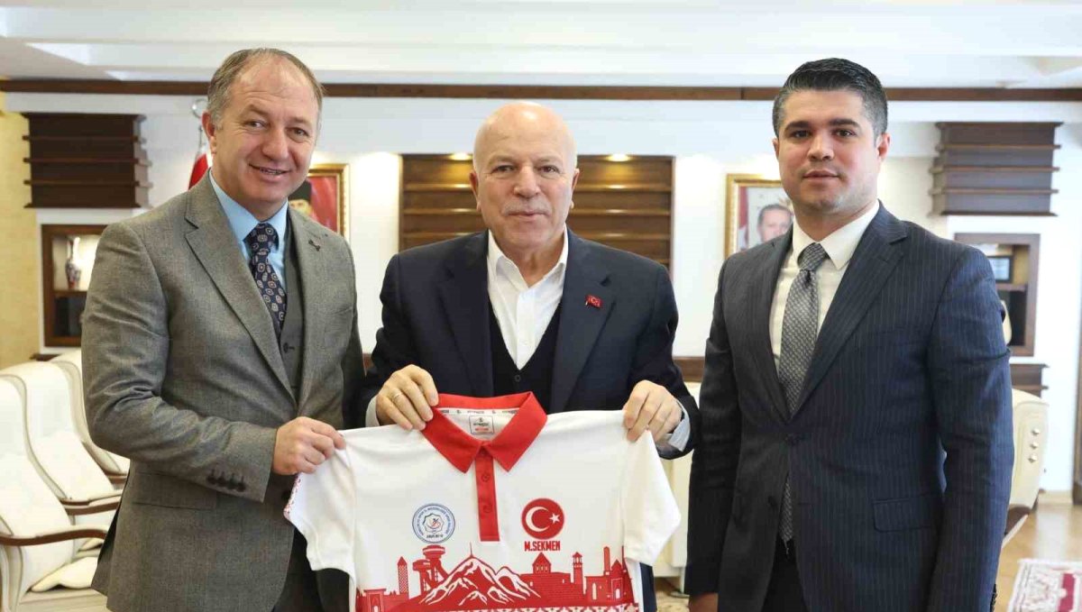 Başkan Sekmen'e Erzurum temalı forma