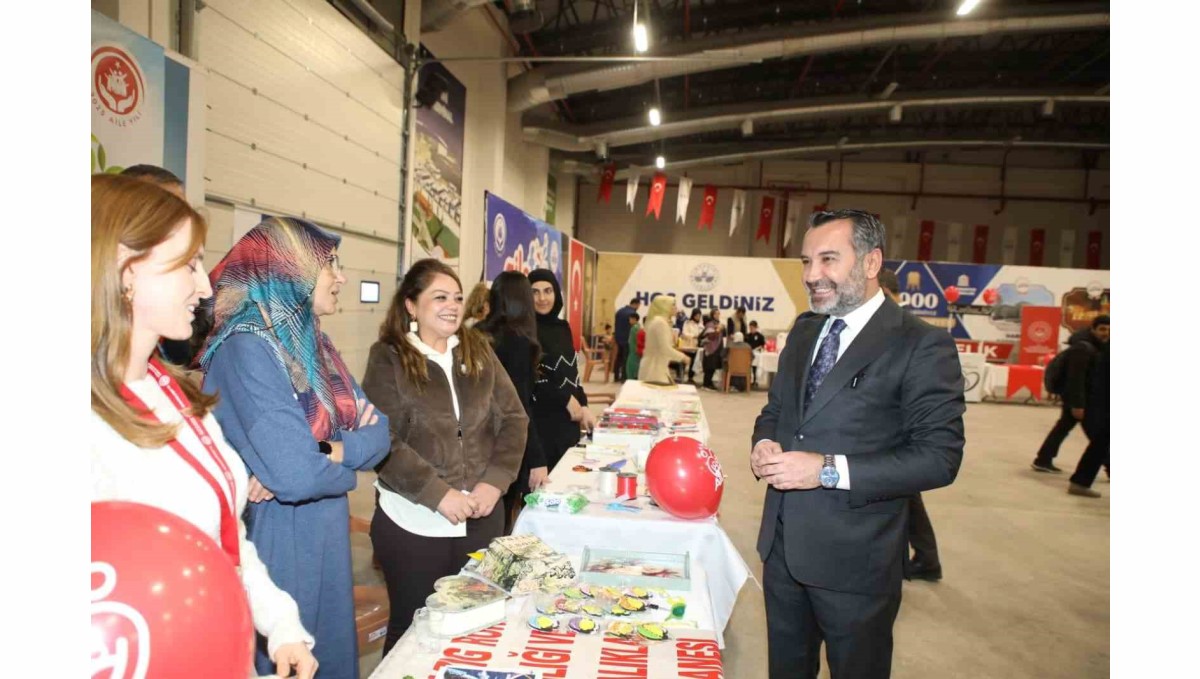 Başkan Şerifoğulları, AileFest'te ailelerle buluştu; genç çiftin nikahını kıydı