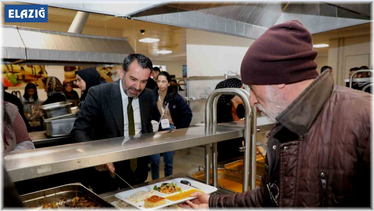 Başkan Şerifoğulları, iftar sofrasında depremzede vatandaşlarla buluştu