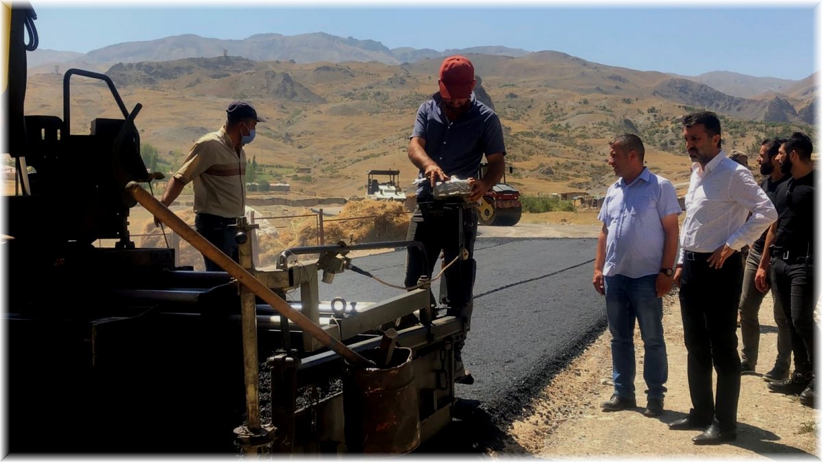 Başkan Şeylan asfaltlama çalışmalarını yerinde inceledi