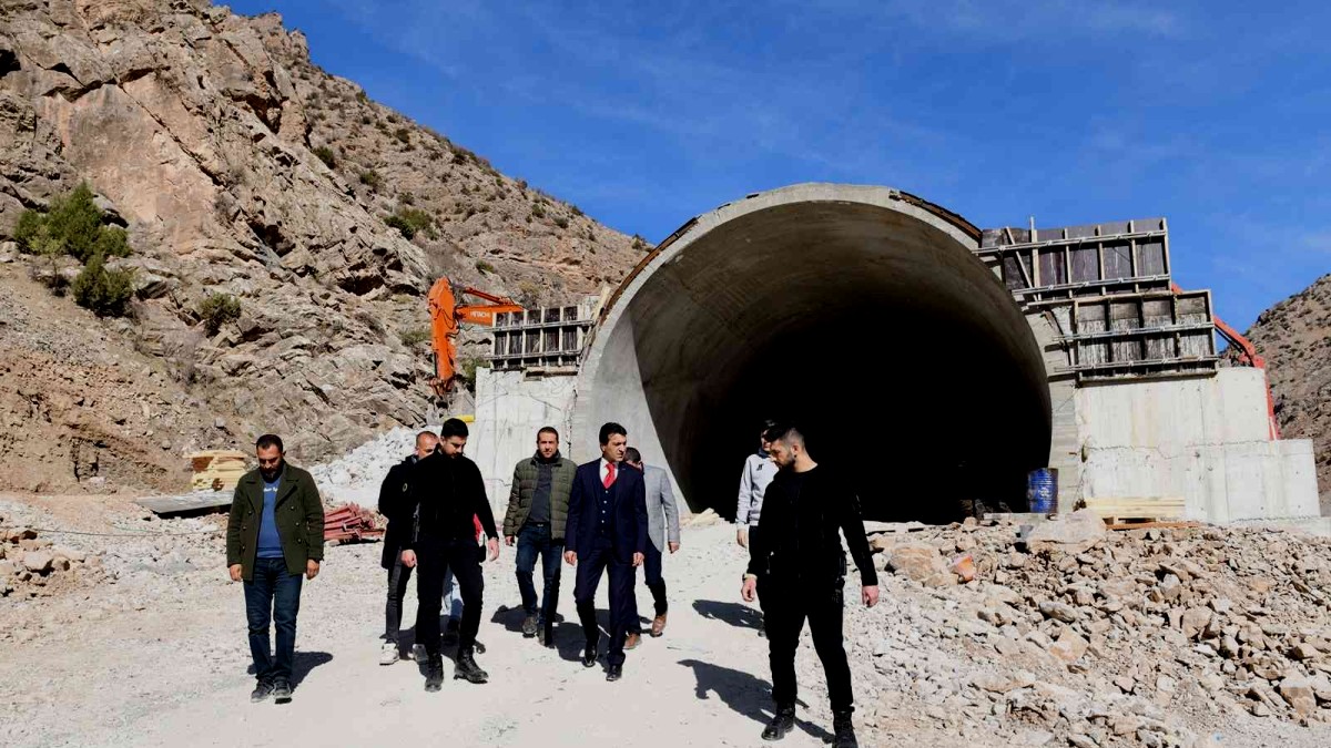 Başkan Şeylan, 'çığ tüneli' inşaatında incelemelerde bulundu