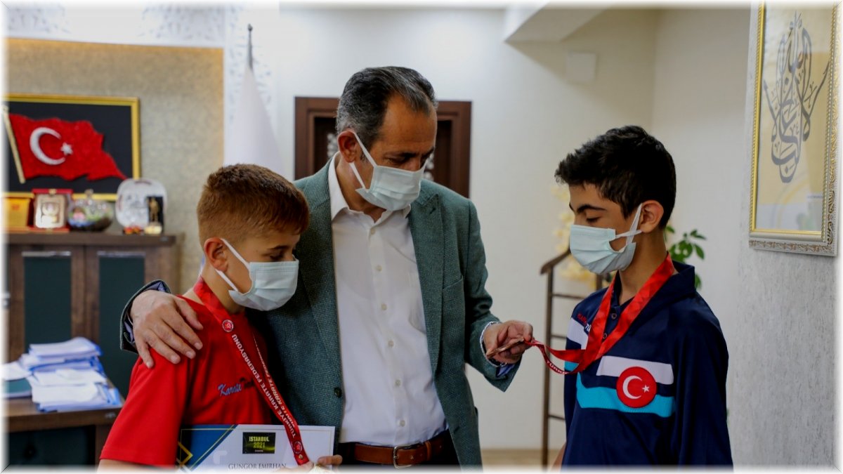 Başkan Tanış şampiyon karatecileri kabul etti