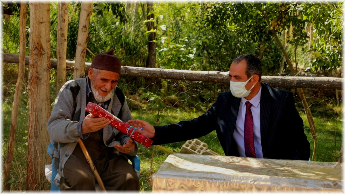 Başkan Tanış, "Yaşlılarımıza gereken değeri ve hürmeti göstermek en önemli görevimizdir"