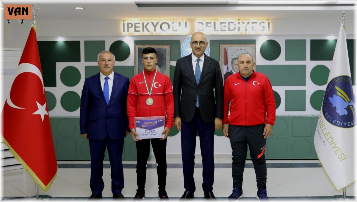 Başkan Vekili Aydın başarılı sporcuyu ödüllendirdi