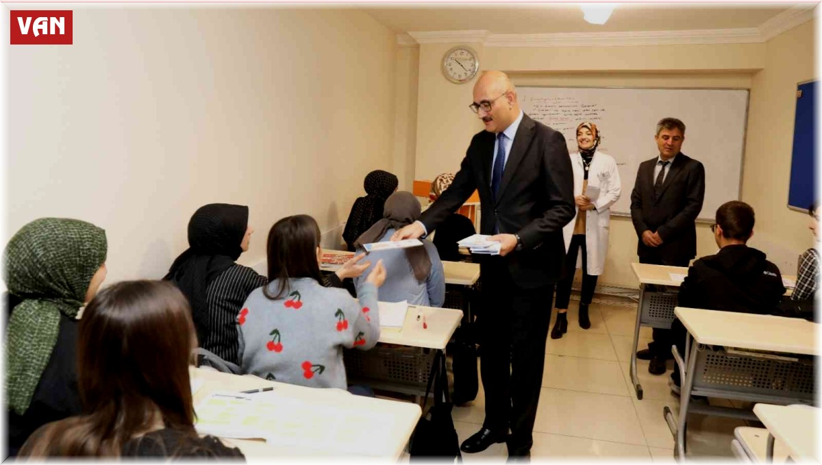 Başkan Vekili Aydın'dan öğrencilere hediye internet paketi