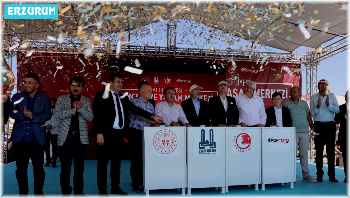 Başkan Yaşar, 'Çat İlçesi'nde İlklere imza atmaya devam ediyor''