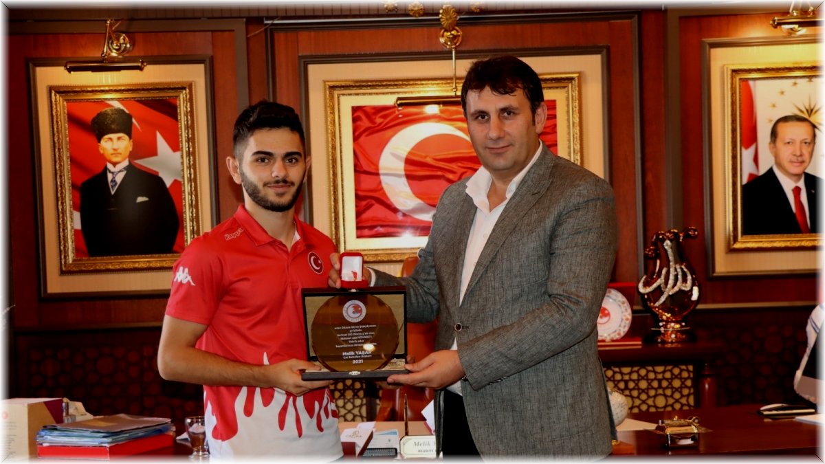 Başkan Yaşar Dünya Şampiyonu Sönmez'e cumhuriyet altını hediye etti
